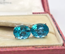Load image into Gallery viewer, 2979: Vintage 18ct White Gold Blue Zircon Stud Earrings