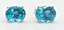 Load image into Gallery viewer, 2979: Vintage 18ct White Gold Blue Zircon Stud Earrings