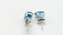 Load image into Gallery viewer, 2979: Vintage 18ct White Gold Blue Zircon Stud Earrings