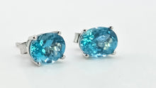 Load image into Gallery viewer, 2979: Vintage 18ct White Gold Blue Zircon Stud Earrings