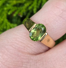 Load image into Gallery viewer, 6407 Vintage 18ct Gold Peridot Solitaire Dress/Stacker Ring- Exquisite