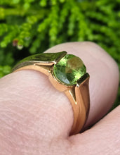 Load image into Gallery viewer, 6407 Vintage 18ct Gold Peridot Solitaire Dress/Stacker Ring- Exquisite