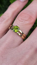 Load image into Gallery viewer, 6398: Vintage: 9ct Gold Round Cut Green Garnet Ring