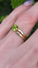 Load image into Gallery viewer, 6398: Vintage: 9ct Gold Round Cut Green Garnet Ring