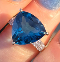 Load image into Gallery viewer, 2859: Vintage 9ct Yellow God Trillion Cut Ocean Blue Spinel Cocktail Ring