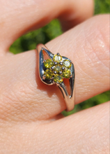 Cargar imagen en el visor de la galería, 6059 Vintage- 9ct White Gold 7 Yellow Diamonds Ring- Natural & rare