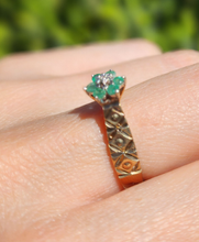 Cargar imagen en el visor de la galería, 1379: Vintage: 9ct Gold Emeralds Diamond Daisy Flower Ring- From 1978