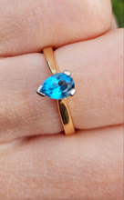 Cargar imagen en el visor de la galería, 0875: Vintage: 9ct Gold Persian Blue Pear-Cut Topaz Ring- a lovely solitaire