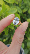 Cargar y reproducir el video en el visor de la galería, 0931: Vintage: 18ct Gold Blue Aquamarine Solitaire Ring- LUSH!