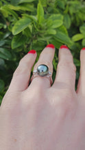 Cargar y reproducir el video en el visor de la galería, 0908: Vintage; 18ct White Gold Tahitian Black Pearl Diamonds Ring- crisp, clean eye candy