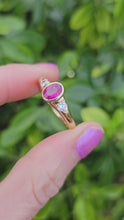 Cargar y reproducir el video en el visor de la galería, 0794:Vintage: 18ct Gold Ruby (0.79ct) Twin Diamonds (0.32ct) Ring- classic beauty, good weight