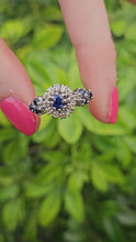 Cargar y reproducir el video en el visor de la galería, 0655: Vintage: 18ct White Gold French Blue Sapphires Diamonds Art Deco Style Ring- Date Mark 1975