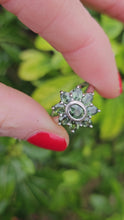 Cargar y reproducir el video en el visor de la galería, 1026: Vintage: 9ct White Gold Green Sapphires Flower Head Ring- crisp, clean , eye candy