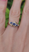 Cargar y reproducir el video en el visor de la galería, 0328: Vintage: 14ct Gold Cornflower Blue Sapphires Diamonds Ring