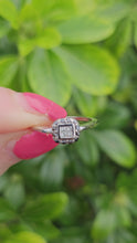 Cargar y reproducir el video en el visor de la galería, 0256: Vintage 9ct White Gold 12 Black Diamonds 4 Diamonds Geometric Set Ring- petite,  crisp, sparkling