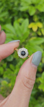 Load and play video in Gallery viewer, 6070: Vintage 18ct Gold Blue Sapphire & 8 Diamonds Daisy Cluster Ring- Old is beautiful