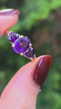 Load and play video in Gallery viewer, 6261 Vintage: 18ct Gold Purple Amethysts Trilogy Ring