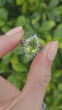 Cargar y reproducir el video en el visor de la galería, 1258: Vintage: 9ct Gold Lime Green Peridot Glacier Topaz Cocktail Ring- lovely combination