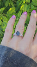 Cargar y reproducir el video en el visor de la galería, 0773: Vintage: 18ct White Gold Royal Blue Sapphires Diamonds Ring- crisp, clean, sparkling, nice weight