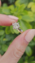 Cargar y reproducir el video en el visor de la galería, 1092: Vintage Rare 18ct Mixed Gold Yellow Diamond Diamonds Ring- lovely combination