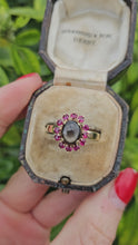Cargar y reproducir el video en el visor de la galería, 0047: Vintage: Exquisite 14ct Gold Star Sapphire 12 Rubies Flower Head Ring- striking symmetry