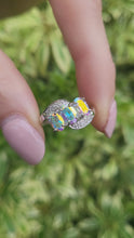 Cargar y reproducir el video en el visor de la galería, 8138: Vintage: 9ct White Gold Mercury Topaz Trilogy Diamonds Ring- wonderful colours