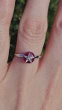Cargar y reproducir el video en el visor de la galería, 1500: Vintage: 18ct White Gold Ruby Dress/Stacker  Ring- petite, cute, sparkly