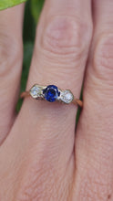 Cargar y reproducir el video en el visor de la galería, A9092: Vintage: 18ct Gold Cornflower Blue Sapphire Diamonds Ring- "3 stone straight"- lovely quality-