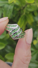 Cargar y reproducir el video en el visor de la galería, 1250: Vintage: 9ct White Gold 28 Emeralds Cocktail Ring- eye candy