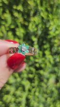 Cargar y reproducir el video en el visor de la galería, 1379: Vintage: 9ct Gold Emeralds Diamond Daisy Flower Ring- From 1978
