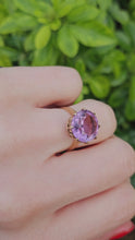 Cargar y reproducir el video en el visor de la galería, 0971: Vintage & Old: 9ct Gold Round Cut Amethyst Solitaire Ring- mature hues.