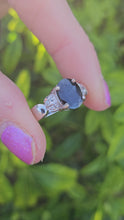 Cargar y reproducir el video en el visor de la galería, 0773: Vintage: 18ct White Gold Royal Blue Sapphires Diamonds Ring- crisp, clean, sparkling, nice weight