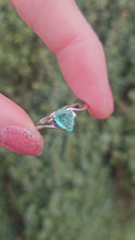 Cargar y reproducir el video en el visor de la galería, 1393: Vintage: 9ct White Gold Pear Cut Emerald Solitaire- cute, petite, eye candy