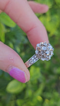Cargar y reproducir el video en el visor de la galería, 0797: Vintage: 18ct White Gold Round Cut Diamonds Flower Head Ring- Date =-Mark 1974