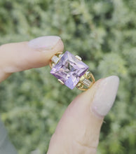 Load and play video in Gallery viewer, 1267 Vintage: 9ct Gold Princess Cut Lilac Amethyst Topaz Cocktail Ring