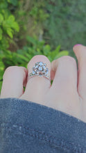 Cargar y reproducir el video en el visor de la galería, 0797: Vintage: 18ct White Gold Round Cut Diamonds Flower Head Ring- Date =-Mark 1974