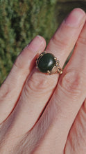Cargar y reproducir el video en el visor de la galería, 1130: Vintage Rare: 9ct Gold Green Nephrite "Carbuncle" Ring- ornate shan