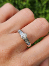 Cargar imagen en el visor de la galería, 1703: Vintage: 14ct White Gold Diamonds (1.4ct) Ring- Divine, Dazzling, Natural (0.8ct Centre stone)
