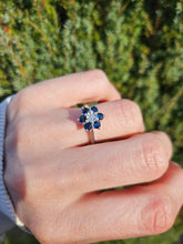 Cargar imagen en el visor de la galería, 1193: Vintage: 18ct White Gold French Blue Sapphires Diamond Flower Head Ring- Date Mark 1974