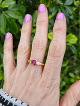 Cargar imagen en el visor de la galería, 0794:Vintage: 18ct Gold Ruby (0.79ct) Twin Diamonds (0.32ct) Ring- classic beauty, good weight