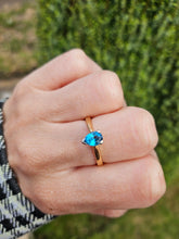 Cargar imagen en el visor de la galería, 0875: Vintage: 9ct Gold Persian Blue Pear-Cut Topaz Ring- a lovely solitaire