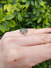 Cargar imagen en el visor de la galería, 1026: Vintage: 9ct White Gold Green Sapphires Flower Head Ring- crisp, clean , eye candy