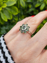 Cargar imagen en el visor de la galería, 1026: Vintage: 9ct White Gold Green Sapphires Flower Head Ring- crisp, clean , eye candy