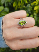 Cargar imagen en el visor de la galería, 1258: Vintage: 9ct Gold Lime Green Peridot Glacier Topaz Cocktail Ring- lovely combination
