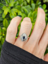 Cargar imagen en el visor de la galería, 0527: Vintage: 9ct White Gold Cornflower Blue Sapphire Diamonds (0.45ct) Cluster Ring