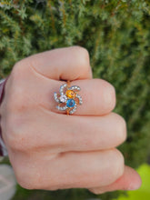 Cargar imagen en el visor de la galería, 1216: Vintage: 9ct Gold Swirl Cocktail Ring- Citrine, Blue & Glacier Topaz