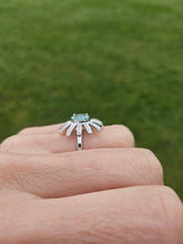 Load image into Gallery viewer, 1562: Vintage: 18ct White Gold Aquamarine Diamonds Starburst Ring- absolutely fabulous