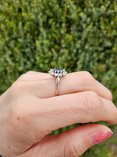 Cargar imagen en el visor de la galería, 1469: Vintage: 18ct White Gold French Blue Sapphire Diamonds Diana Cluster Ring