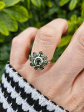 Cargar imagen en el visor de la galería, 1026: Vintage: 9ct White Gold Green Sapphires Flower Head Ring- crisp, clean , eye candy