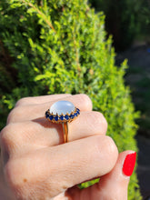 Cargar imagen en el visor de la galería, 1725: Vintage:18ct Gold Large Moonstone (7ct) 18 Blue Sapphires Cocktail Ring